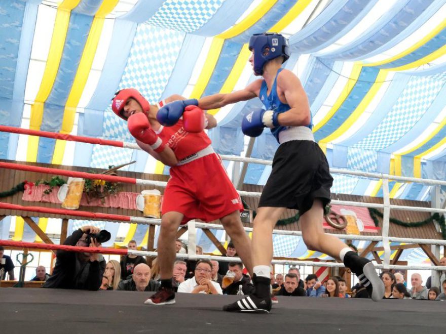 Schlagkraft im Festzelt: Beim Volksfest-Boxen flogen die Fäuste
